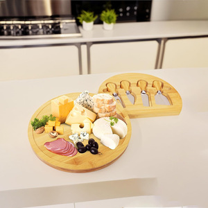 Ensemble de planches à fromage en bambou, plateau rond en bois avec couteaux à fromage pour servir et couper - Product Image 1