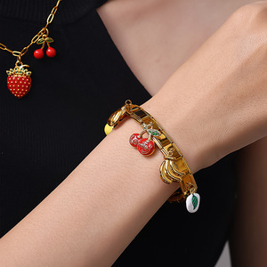 Colgante de acero inoxidable hecho a mano con diseño de fresa, cereza y <span class=keywords><strong>manzana</strong></span>, con efecto de goteo de aceite y bloques de color, el más vendido. - Product Image 6