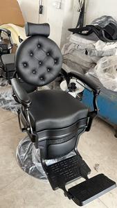 Sillón de Barbería de Estilo Antiguo en Cuero Negro y Dorado con Botones, Base Redonda con Bomba Hidráulica, Silla de Peluquería en Venta - Product Image 2