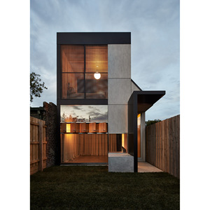 Villa moderna con estructura de acero ligero, paredes de vidrio y paneles de hormigón para uso residencial - Product Image 1