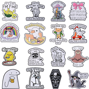 Pin de solapa de esmalte suave con diseño de letras, tres tazas y <span class=keywords><strong>cartas</strong></span> de <span class=keywords><strong>tarot</strong></span>, con motivos de tazas de agua, agua carbonatada, bebidas de jugo, y un diseño metálico lindo. Popular. - Product Image 2