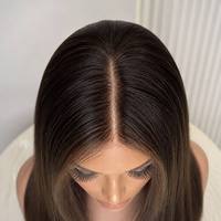 Perruque complète en dentelle de cheveux humains bruns foncés, raie naturelle au milieu, ligne de cheveux invisible, texture Remy soyeuse pour un coiffage polyvalent