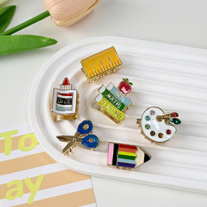 Fermagli per capelli mini in lega di zinco all'ingrosso, design cancelleria per il ritorno <span class=keywords><strong>a</strong></span> scuola, graziose forcine smaltate per regali agli studenti, accessorio per capelli - Product Image 1