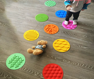 10 grands + 10 petits tapis de jeu en silicone pour exercices sensoriels précoces pour les jeunes, carreaux de sol sensoriels texturés assortis - Product Image 6