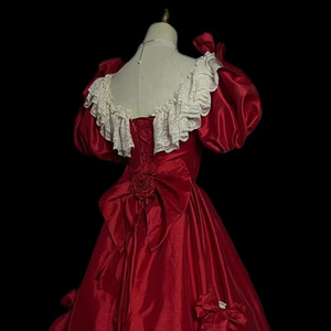 Abito <span class=keywords><strong>da</strong></span> <span class=keywords><strong>Sera</strong></span> Vintage Moderno in Raso Rosso Vino, Stile Principessa, con Volant Bianchi, Pizzo, Scollo a Barca, Maniche Corte, Perline e Grande Fiocco per Matrimonio - Product Image 5