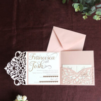 Vente en gros de carte d'invitation rose clair découpée au laser personnalisée avec texte en feuille d'or et enveloppe pour invitation de mariage/fête d'anniversaire
