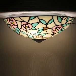 Lámpara de Techo LED de Estilo Tiffany LongHuiJing con Pantalla Redonda de Cristal con Patrón Floral Azul y Rojo - Product Image 3