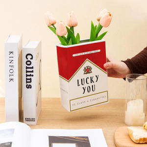 Vase en céramique blanche en forme de boîte à cigarettes Lucky You, décoration de table, style contemporain, design unique, cadeau pour la maison ou le bureau - Product Image 1