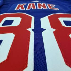 Tissu sergé adhésif de support de couleur <span class=keywords><strong>rouge</strong></span> chaud pour le <span class=keywords><strong>maillot</strong></span> de broderie pour les vêtements de hockey sur glace de <span class=keywords><strong>maillot</strong></span> de baseball - Product Image 4