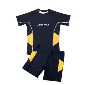 Conjunto de Traje de Baño para Niños Jiehu, Negro y Amarillo, Secado Rápido, UPF50+, Cuello Redondo, Manga Corta, Pantalones Cortos para Natación - Product Image 1