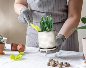 Pot de fleurs en céramique vert olive dégradé avec trou de drainage et système d'arrosage automatique, design moderne et écologique pour une utilisation en intérieur/extérieur - Product Image 4