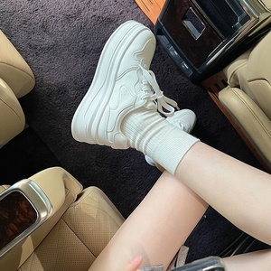 Baskets décontractées en cuir à plateforme, à lacets, respirantes, à semelle épaisse et à talon haut, petites chaussures blanches pour femmes, nouvelle collection automne-hiver 2025 - Product Image 3