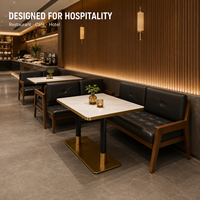Banc de style moderne avec coussins capitonnés et structure en bois pour restaurant, banquette double pour café et hôtel