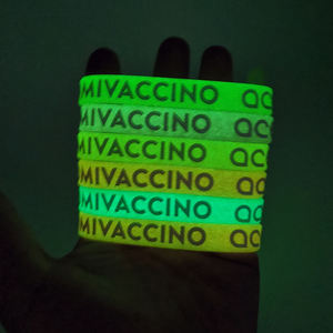 Bracelets en <span class=keywords><strong>caoutchouc</strong></span> promotionnels avec impression personnalisée de logo Bracelets lumineux Bandes de poignet Bracelet en silicone brillant lueur dans l'obscurité - Product Image 1