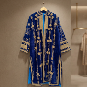 Manteau long en velours bleu marine fait main sur mesure, avec des motifs floraux dorés et des appliques géométriques - Product Image 5