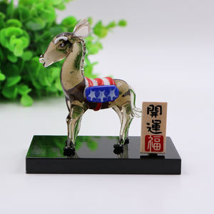 تمثال حمير زجاجي مزخرف بوزن الورق - Product Image 2