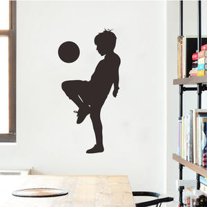 Autocollants muraux en silhouette de garçon de football noir et blanc, décoration de chambre d'enfant, papier peint auto-adhésif - Product Image 2
