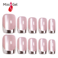 Lot de 32 faux ongles magnétiques œil de chat rose glacé, courts, forme squoval, avec pointes argentées chromées, résistants à l'eau