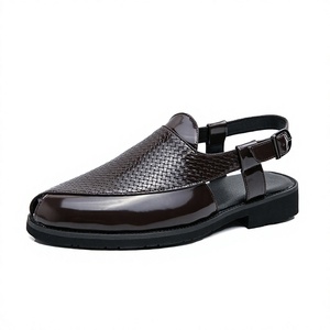 Mules en cuir verni pour hommes, à bout fermé, avec bride à boucle, sandales d'été respirantes, semelle intermédiaire en EVA, semelle extérieure en caoutchouc, style classique, faible MOQ - Product Image 4