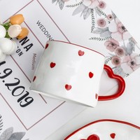 Ensemble de tasses à thé en céramique peintes à la main rouge et blanches avec bord irrégulier et base antidérapante pour le petit-déjeuner quotidien et les moments douillets