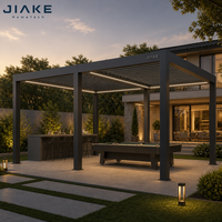 Pergola à lames orientables en aluminium avec espace de jeu de billard pour divertir les invités dans la cour, sur la terrasse et lors de soirées en famille