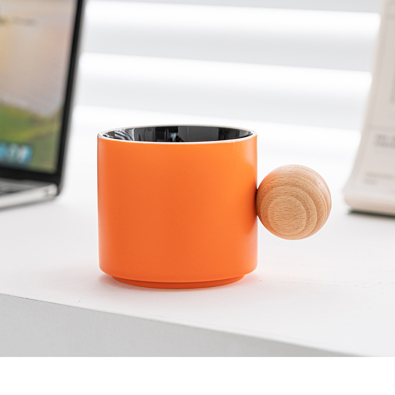 Tasse à café orange avec support en bois