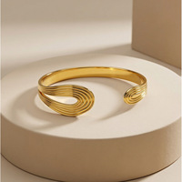 Bracelet jonc ouvert texturé en acier inoxydable plaqué or 18 carats de style minimaliste pour femme