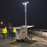 Générateur d'éclairage solaire sur tour de 7 m de haut avec 2 LED de 150 W, fiable et résistant aux intempéries pour l'éclairage nocturne extérieur et les travaux.