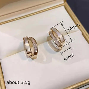 Orecchini a Cerchio Dorati da Donna, Placcati in Oro 18K, con Cristalli e Strass, Design Geometrico Minimalista per Uso Quotidiano - Product Image 5