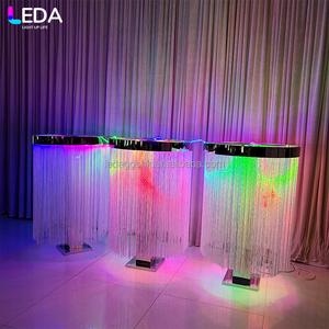 ขาตั้งดอกไม้โลหะทรงกลมสีทองสำหรับงานแต่งงาน LEDA พร้อมฉากหลังตกแต่งสีเงินสำหรับวางบนโต๊ะและม่าน - Product Image 3