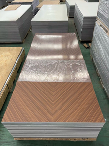 Papan Dekoratif Tahan Lembab Warna Kayu WPC Serat Arang Bambu Modern Tahan Api untuk Penggunaan di Kamar Tidur - Product Image 1