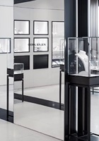 Vitrine à bijoux incurvée avec éclairage LED, dessus en verre verrouillable, design durable et facile à nettoyer pour les magasins de luxe