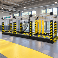 Équipement de parcours Ninja intérieur commercial américain personnalisé avec anneaux suspendus, balançoire à corde et fosse de mousse OEM ODM FEC pour enfants, centres commerciaux et gymnases 3D