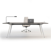 Bureau de direction moderne et simple en noyer européen, sur mesure