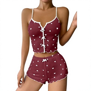 Ensemble de détente tricoté pour femme, imprimé cœurs rouges, comprenant un crop top sans manches à col en V et un short, tenue décontractée d'été pour la nuit avec détail nœud - Product Image 1