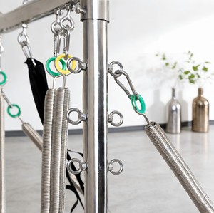 En İyi Fiyat OEM LOGO'lu Çok Satan Siyah Alüminyum Alaşımlı Çelik Kuleli Pilates Reformer Makinesi - Product Image 3
