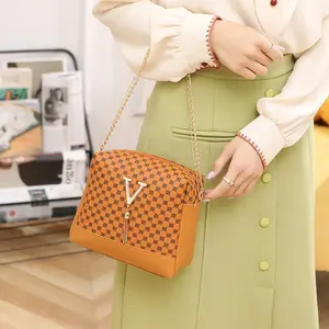 Bolso cuadrado pequeño de moda para mujer con estampado de anillos, cadena decorativa en forma de V, para llevar al hombro o bajo el brazo, con forro interior. - Product Image 4