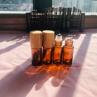 Vente en gros de 5ml ambre ou ambre brun foncé bouteille en verre de rouleau de gel protection UV mur épais avec du vrai bambou rouleau sur le bouchon