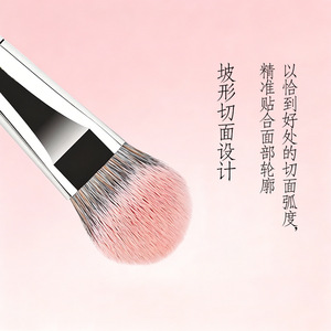 Brocha de maquillaje inclinada con fibras sintéticas y mango de madera para la aplicación de rubor en crema o líquido. - Product Image 1