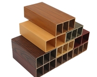 Cloisons de séparation en tubes de bois composite modernes pour intérieur, tubes carrés en WPC pour escalier, salle de bain, entrepôt, pergola