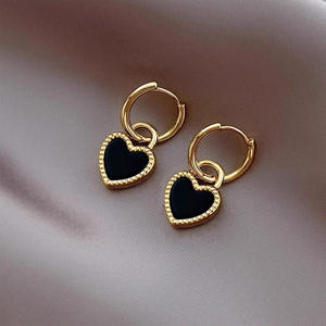 Boucles d'oreilles clous en forme de cœur E4698, onyx noir, sertissage clos en or 18 carats, classiques pour femme, à porter au quotidien - Product Image 4