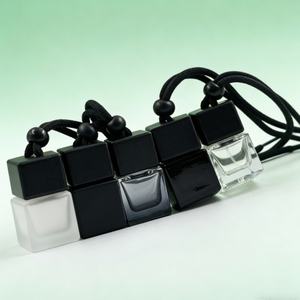 Bouteille de parfum pour voiture en bois noir personnalisée 8 ml, givrée transparente noire colorée, avec pendentif et attache pour huiles essentielles - Product Image 6