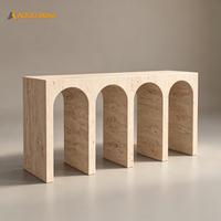 Banc d'entrée arqué en marbre travertin beige, style minimaliste moderne, idéal pour les halls de villas de luxe et les couloirs chaleureux.