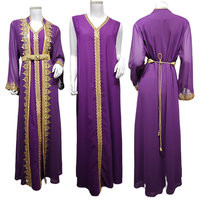 Robe ouverte sur le devant de style musulman à la mode pour femmes. Modèle à manches longues avec dos plissé. Style islamique pour femmes.