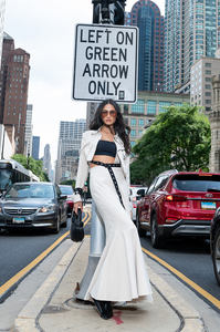 Set Due Pezzi da Donna Personalizzato OEM con Giacca Cargo a Maniche Lunghe con Colletto Dentellato e Gonna Lunga a Sirena - Product Image 5