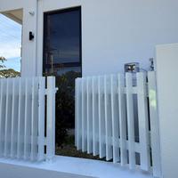 Clôture décorative en aluminium blanc minimaliste moderne pour jardin, système de persiennes pour l'intimité des villas de luxe, montage facile