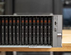 Servidor en Rack PowerEdge R7715 2U, AMD EPYC 9005, 160 Núcleos, 6 TB DDR5 5200 MT/s, SSD NVMe, Servidor de IA Empresarial de Alto Rendimiento - Product Image 1