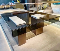 Table basse moderne en verre avec plateau carré de 100 cm, pieds en métal et pierre, pour salon