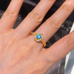 Anillo Abierto con Flor de Cuatro Pétalos y Circonita Azul Estilo <span class=keywords><strong>Buccerati</strong></span> Francés para Mujer, un Diseño Exclusivo con un Toque de Lujo Ligero y de Alta Gama - Product Image 3