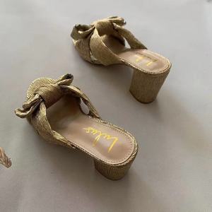 Chaussures de mariage dorées pour femmes, à bout ouvert, talons épais, motif camouflage, dessus en satin respirant, talons hauts confortables pour mariage - Product Image 2